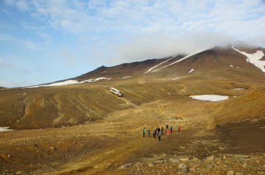 Yaz aylarında Kamçatka 'da güneşli bir gün ve bir dağ manzarasının arka planında her yerde gezinti aracı.