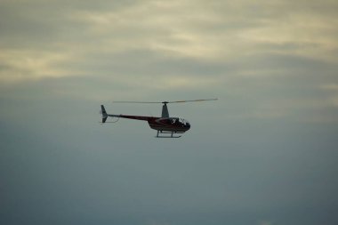 Dağ manzarası mavi gökyüzünün arka planında ve yaz güneşli Kamçatka 'da, dağ nehri kanyonu üzerinde helikopter