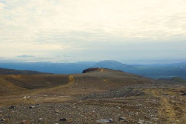 Mavi gökyüzünün arkaplanındaki dağ manzarası ve Kamçatka 'da yaz güneşli günü