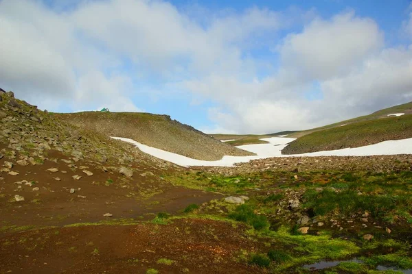 Giornata Estiva Soleggiata Kamchatka Una Piccola Casa Paesaggio Montano — Foto Stock