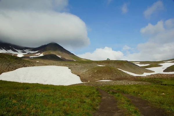 Giornata Estiva Soleggiata Kamchatka Una Piccola Casa Paesaggio Montano — Foto Stock