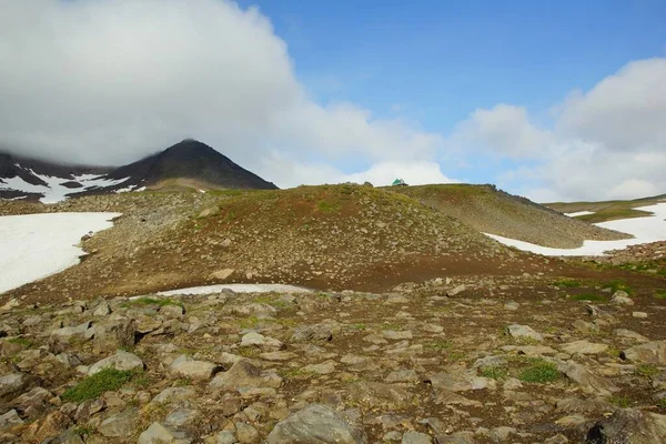 Dia Ensolarado Verão Kamchatka Uma Pequena Casa Uma Paisagem Montanhosa — Fotografia de Stock