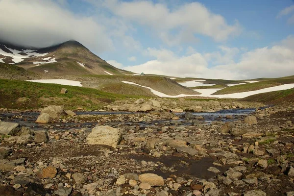 Giornata Estiva Soleggiata Kamchatka Una Piccola Casa Paesaggio Montano — Foto Stock