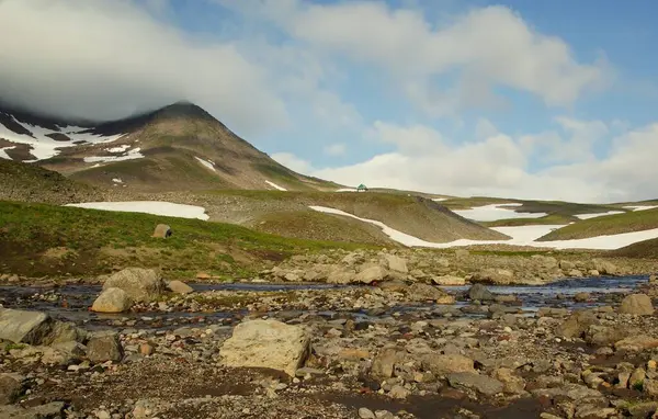 Giornata Estiva Soleggiata Kamchatka Una Piccola Casa Paesaggio Montano — Foto Stock