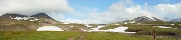 Soleado Día Verano Kamchatka Una Pequeña Casa Paisaje Montaña — Foto de Stock