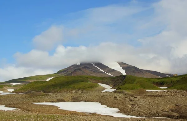 Giornata Estiva Soleggiata Kamchatka Una Piccola Casa Paesaggio Montano — Foto Stock