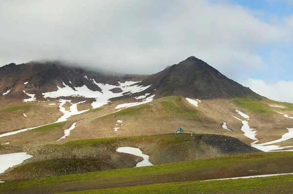 Sonniger Sommertag Kamtschatka Ein Kleines Haus Und Eine Berglandschaft — Stockfoto
