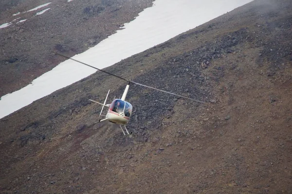 カムチャツカの青い空と夏の晴れた日 山の川の渓谷の上のヘリコプターを背景にした山の風景 — ストック写真