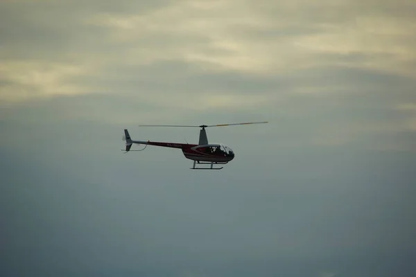 Dağ manzarası mavi gökyüzünün arka planında ve yaz güneşli Kamçatka 'da, dağ nehri kanyonu üzerinde helikopter