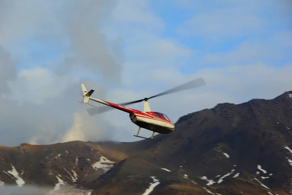 Paisagem Montanhosa Fundo Céu Azul Verão Dia Ensolarado Kamchatka Helicóptero — Fotografia de Stock