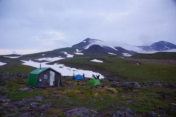カムチャツカの火山 丘の上の小さな家にハイキング中にテントで一晩 — ストック写真