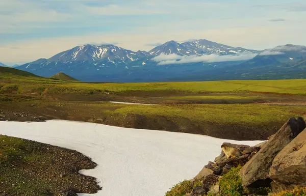Berglandschaft Vor Blauem Himmel Und Sonnigem Sommertag Kamtschatka — Stockfoto