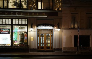 Kış karlı sabahı ve şehir merkezinde yeni yıl elektrik süslemeleri, Kırmızı Köprü yakınlarındaki ticaret evi