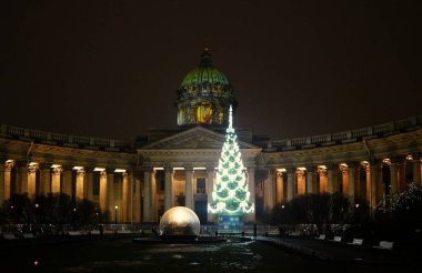 Karlı bir kış sabahı ve merkez caddelerdeki yeni yıl dekorasyonları Kazan Katedrali 'nde bir hologram.