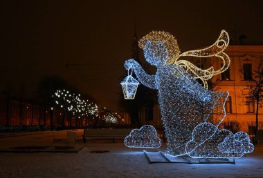 Kış karlı sabahı ve şehir merkezinde Yeni Yıl elektrik süslemeleri, Yarı Yıl