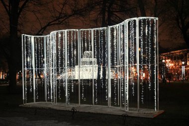 Kış karlı sabahı ve şehir merkezinde yeni yılın elektrik süslemeleri, Alexandrovsky Garden