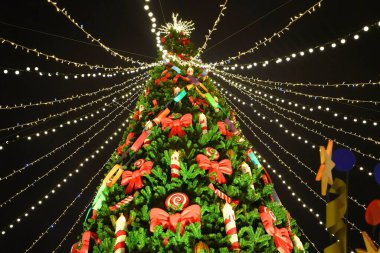 Kış karlı sabahı ve şehir merkezinde yeni yıl elektrik süslemeleri, Manezhnaya Meydanı 'nda yeni yıl panayırı