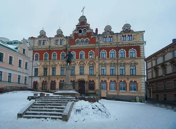 Eski Belediye Binasının Binası Vyborg Tarihi Yerlerinde Noel Yürüyüşü — Stok fotoğraf