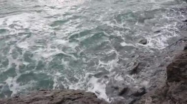 Sıcak denizin kıyısında sakin bir sonbahar sabahı, sakin bir körfezde kumsal.