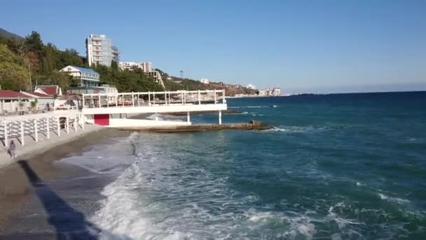 Serata Tranquilla Soleggiata Sulla Riva Del Mare Caldo Spiaggia Cittadina — Video Stock