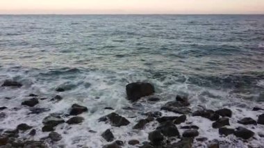 Sıcak denizin kıyısında sakin güneşli bir akşam, balıkçılar balık yakalar.