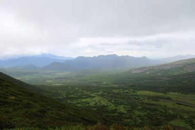 Volkanların ve ayıların kampı Pinachevsky 'de, Kamçatka' da büyüleyici bir yaz yürüyüşü.