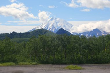Dağ manzarası, Kamçatka 'da büyüleyici bir yürüyüş, volkanlar diyarı, merkezi kordon.