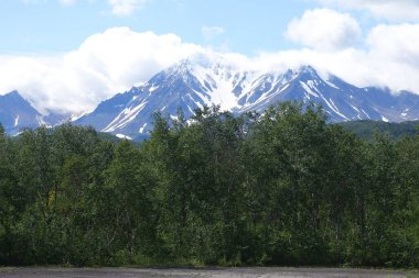 Dağ manzarası, Kamçatka 'da büyüleyici bir yürüyüş, volkanlar diyarı, merkezi kordon.