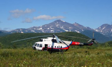 Kamçatka 'da heyecan verici bir yaz yürüyüşü, volkanlar ve ayıların kampı, merkezi kordonda bir helikopter.