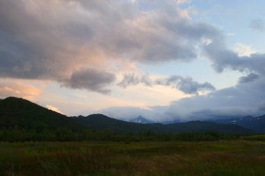 Dağ manzarası, Kamçatka 'da büyüleyici bir yürüyüş, volkanlar diyarı, merkezi kordon.