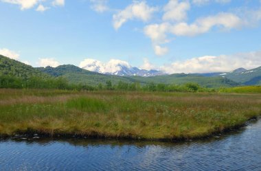 Kamçatka 'da büyüleyici bir yaz yürüyüşü, volkanlar ve ayıların kampı, merkezi kordon ve sıcak nehir.