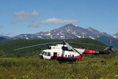 Kamçatka 'da heyecan verici bir yaz yürüyüşü, volkanlar ve ayıların kampı, merkezi kordonda bir helikopter.