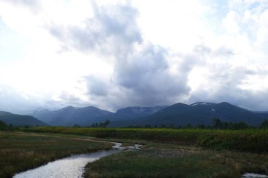 Kamçatka 'da büyüleyici bir yaz yürüyüşü, volkanlar ve ayıların kampı, merkezi kordon ve sıcak nehir.