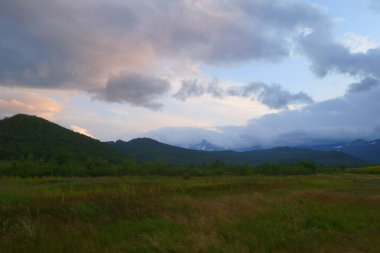 Dağ manzarası, Kamçatka 'da büyüleyici bir yürüyüş, volkanlar diyarı, merkezi kordon.