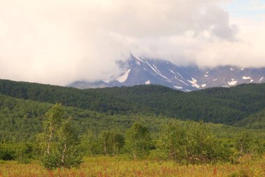 Dağ manzarası, Kamçatka 'da büyüleyici bir yürüyüş, volkanlar diyarı, merkezi kordon.