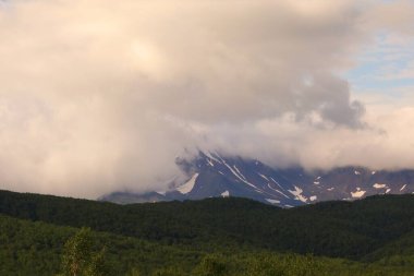 Dağ manzarası, Kamçatka 'da büyüleyici bir yürüyüş, volkanlar diyarı, merkezi kordon.