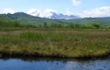 Kamçatka 'da büyüleyici bir yaz yürüyüşü, volkanlar ve ayıların kampı, merkezi kordon ve sıcak nehir.