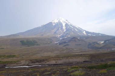 Muhteşem Kamçatka Yarımadası boyunca seyahat, güneşli bir gün ve Koryaksky volkanı
