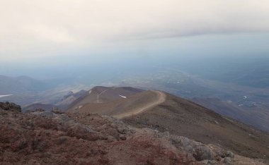 Kamçatka 'daki gayzerler ve volkanlar ülkesinde Avachinsky volkanına tırmanan büyüleyici bir yolculuk.