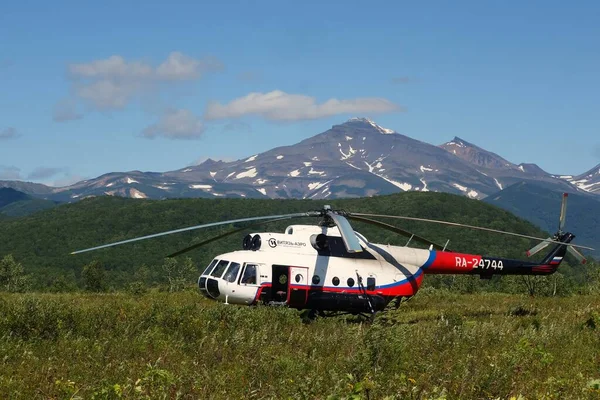 Kamçatka 'da heyecan verici bir yaz yürüyüşü, volkanlar ve ayıların kampı, merkezi kordonda bir helikopter.