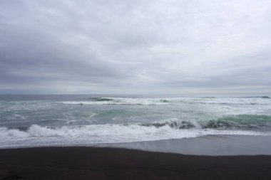 Pasifik Okyanusu 'ndaki Khalaktyr sahilinde yaz yürüyüşü.