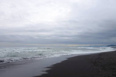 Pasifik Okyanusu 'ndaki Khalaktyr sahilinde yaz yürüyüşü.