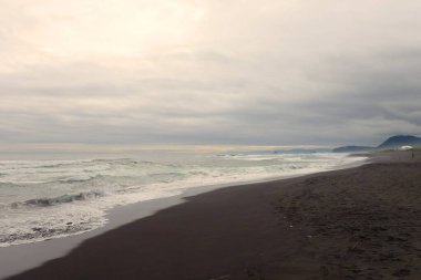 Pasifik Okyanusu 'ndaki Khalaktyr sahilinde yaz yürüyüşü.