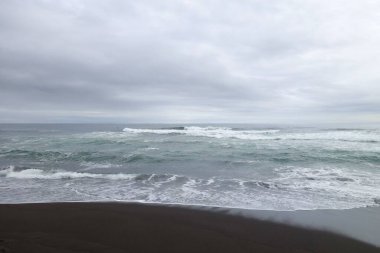 Pasifik Okyanusu 'ndaki Khalaktyr sahilinde yaz yürüyüşü.