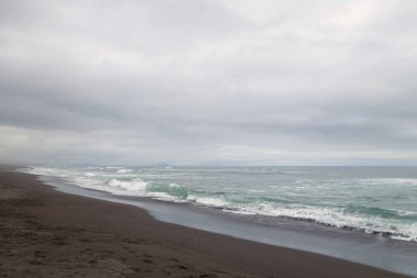 Pasifik Okyanusu 'ndaki Khalaktyr sahilinde yaz yürüyüşü.