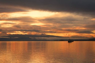 Petropavlovsk-Kamçatsky 'deki Avacha Körfezi üzerinde sakin bir yaz akşamı ve gün batımı