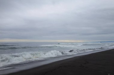 Pasifik Okyanusu 'ndaki Khalaktyr sahilinde yaz yürüyüşü.