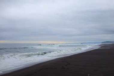 Pasifik Okyanusu 'ndaki Khalaktyr sahilinde yaz yürüyüşü.