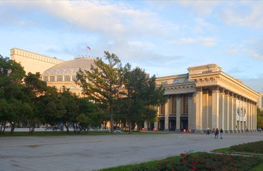 Şehrin tarihi bölümünde yaz yürüyüşü, Novosibirsk, Novosibirsk tiyatrosunun mimari manzarası