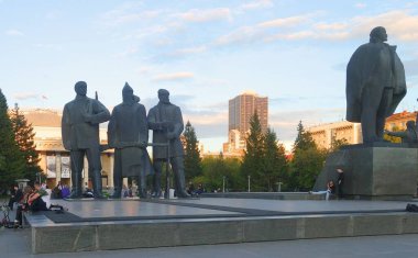Şehrin tarihi bölümünde yaz yürüyüşü, Novosibirsk 'in mimari manzarası, Lenin Meydanı